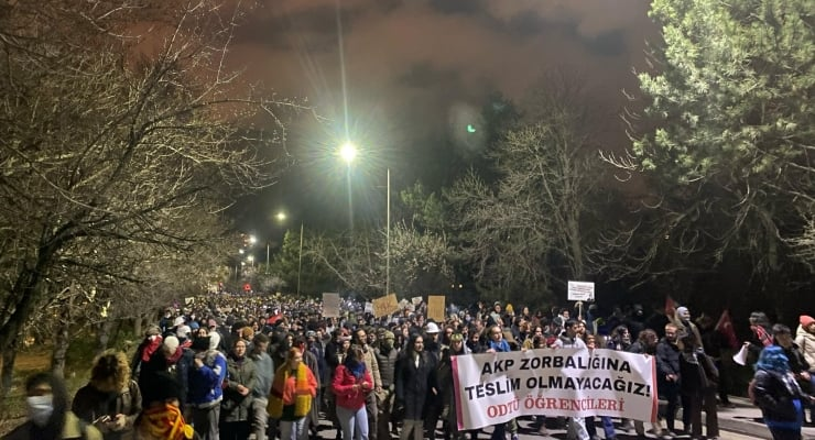 Protest in Ankara; Banneraufschrift: Wir werden uns der AKP-Tyrannei nicht beugen - ODTÜ Studenten (ODTÜ = Orta Doğu Teknik Üniversitesi, die Technische Universität des Nahen Ostens)