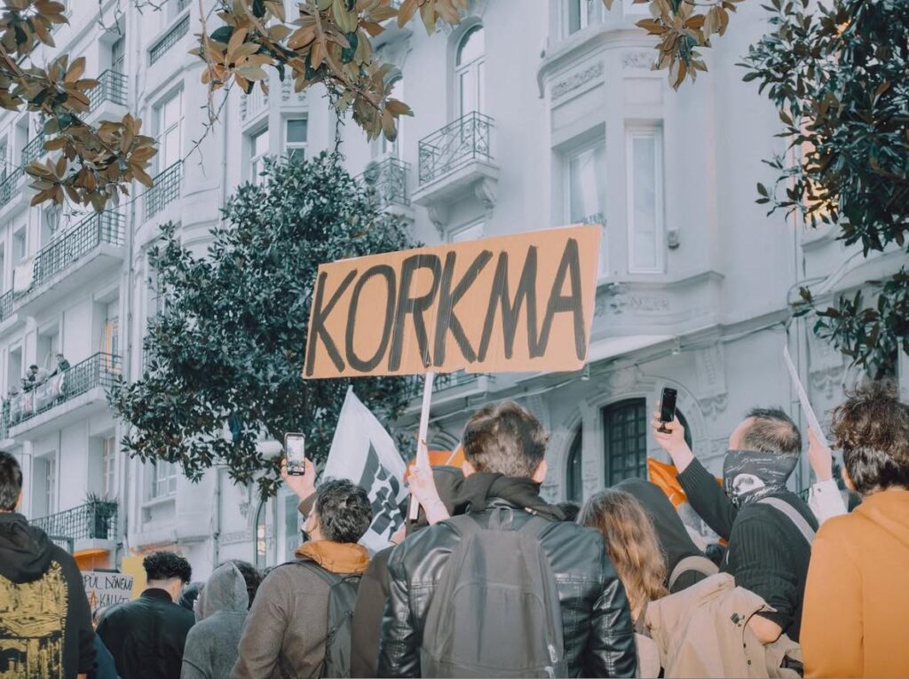 Protest in İstanbul; Aufschrift auf dem Schild: "Korkma - Hab keine Angst"; Von: cidemi.art